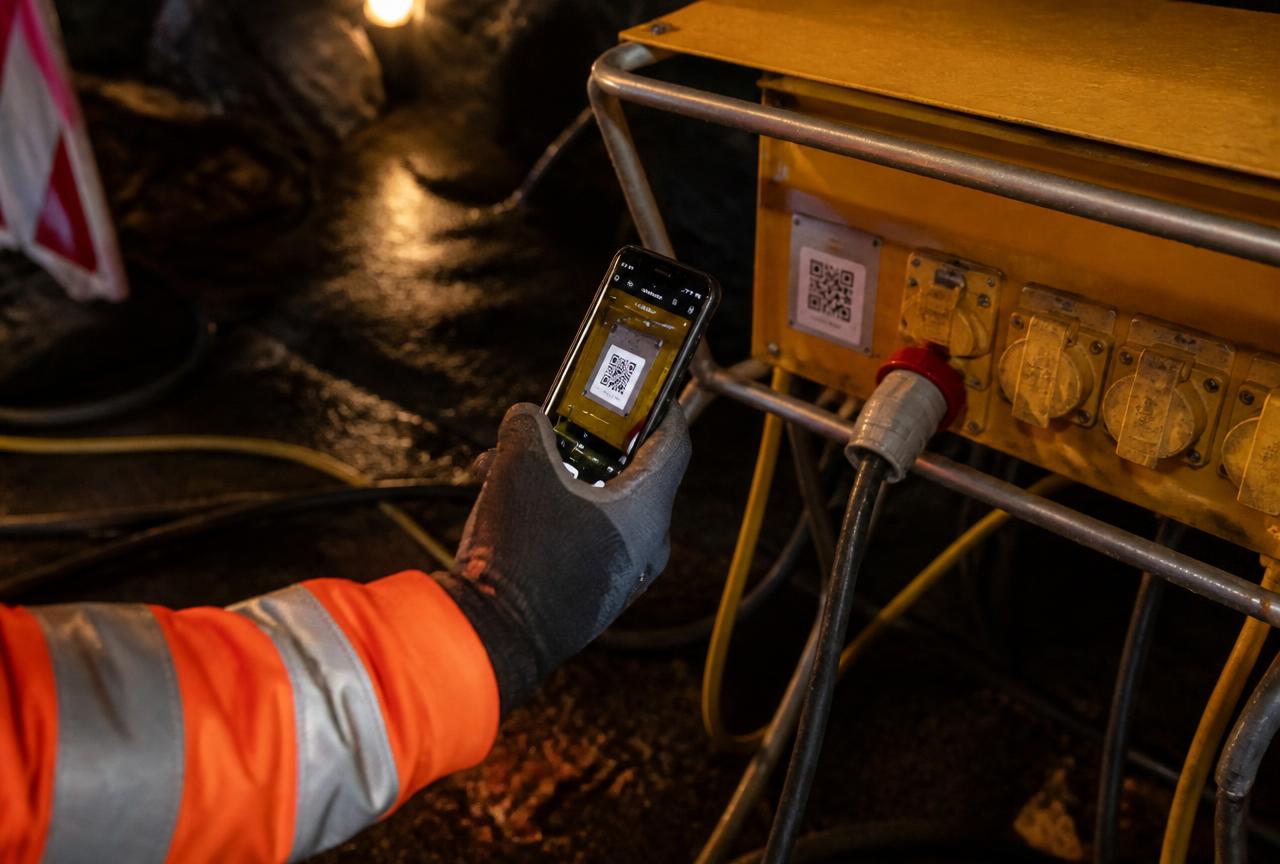 Scan eines Labels an einem Baustromverteiler an einer nächtlichen Einsatzstelle